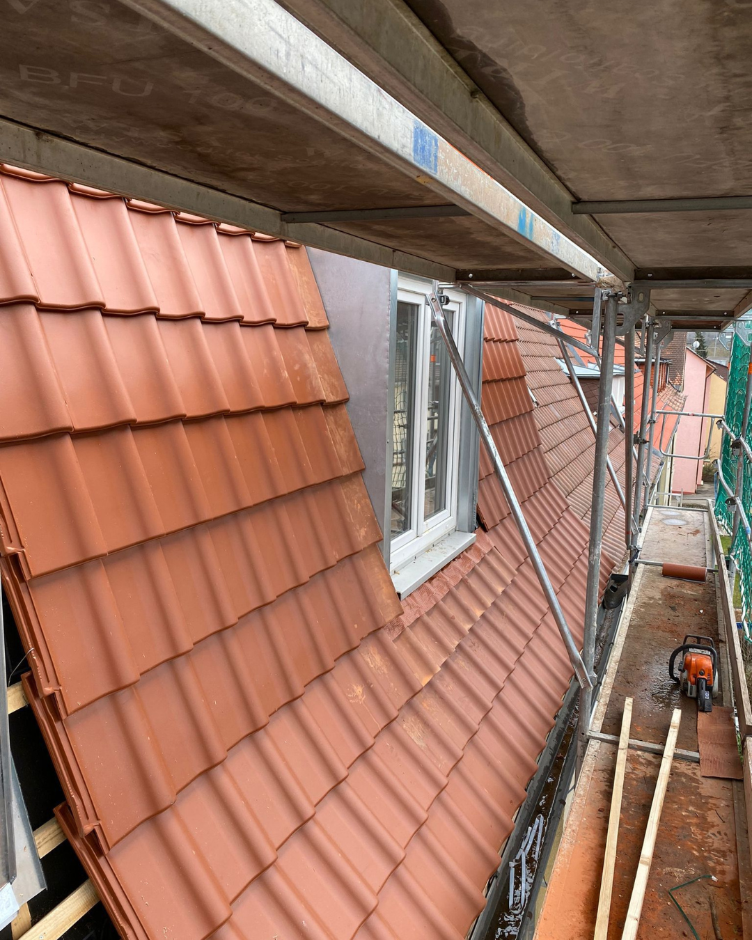 Kompletterneuerung des Daches eines Mehrfamilienhauses