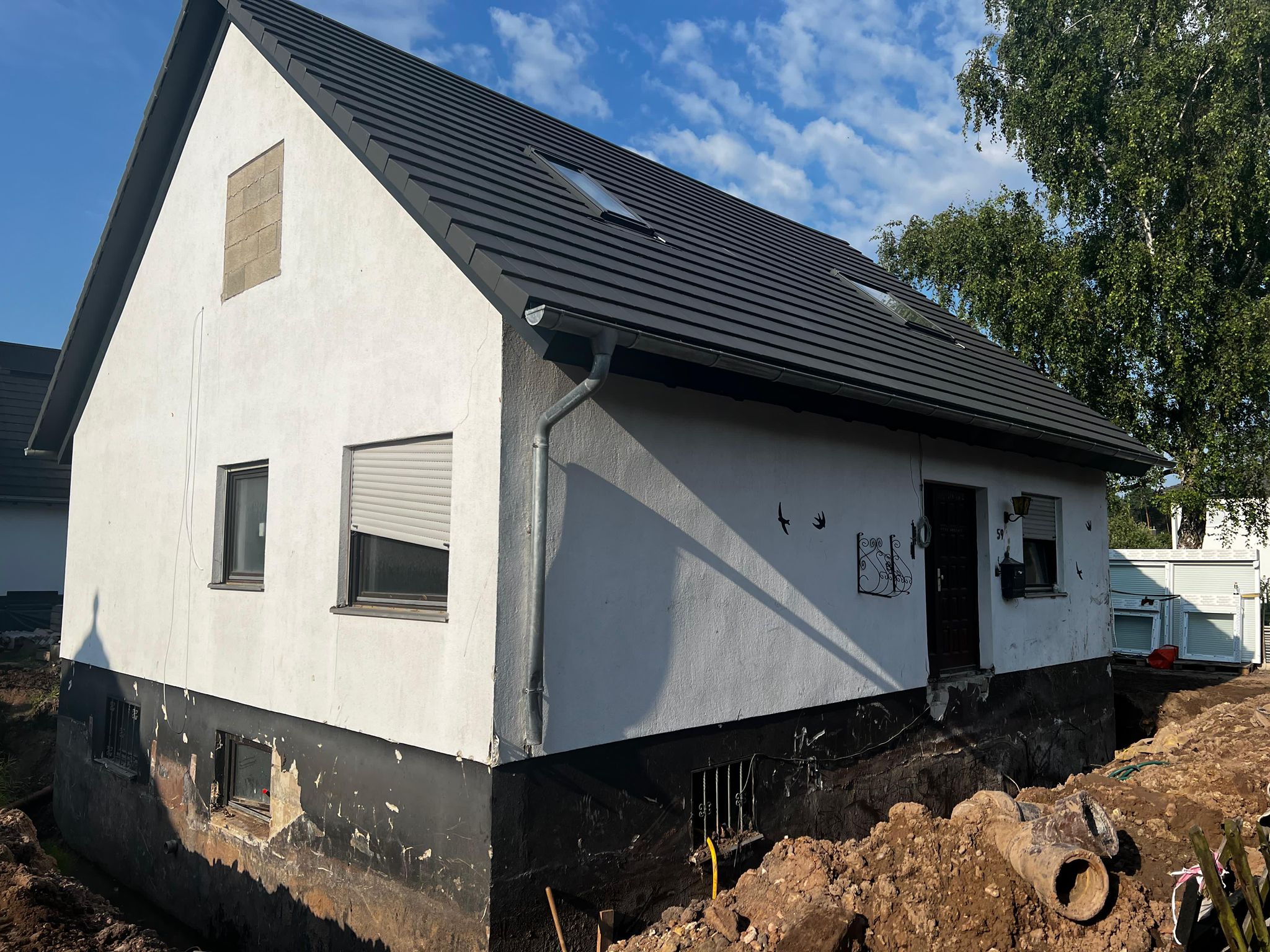 Kellerabdichtung und Drainageinstallation in einem freistehenden Einfamilienhaus