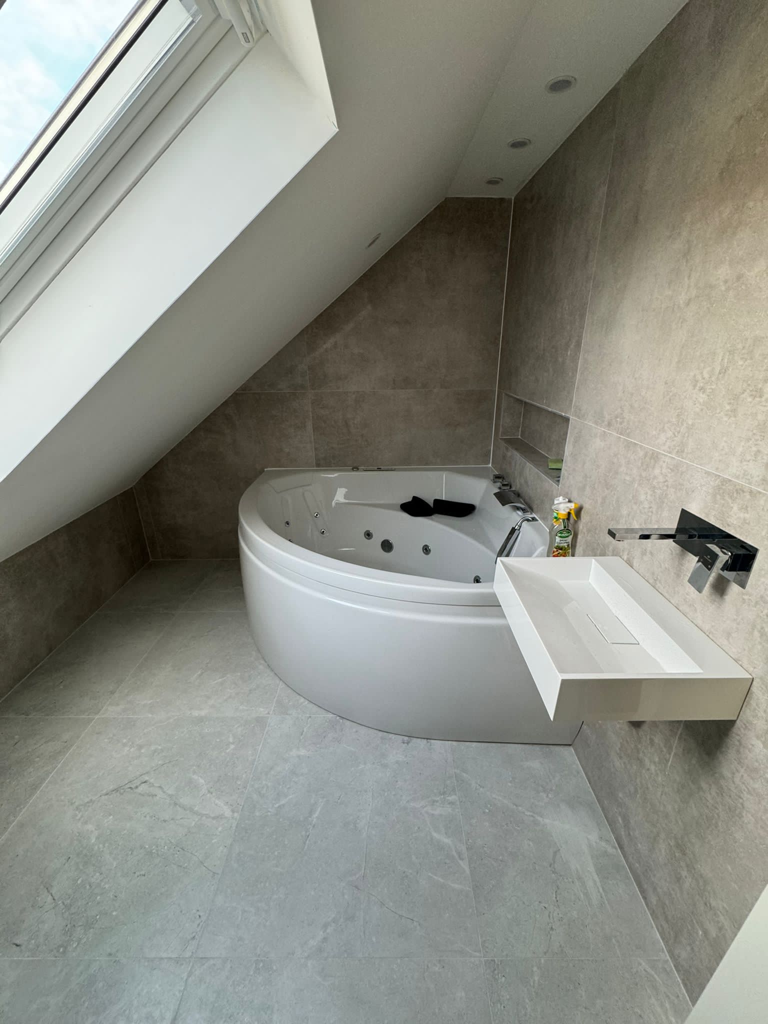 Erfolgreiche Komplettsanierung eines Badezimmers in einem Einfamilienhaus